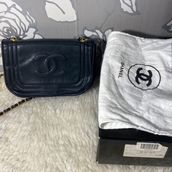 Chanel mini bag the flap in front is deformed that’s the main big flaw authentic - Picture 14 of 14